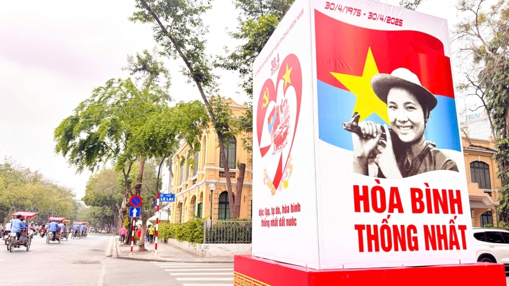 Thủ đô rợp cờ hoa chào mừng kỷ niệm ngày thống nhất đất nước