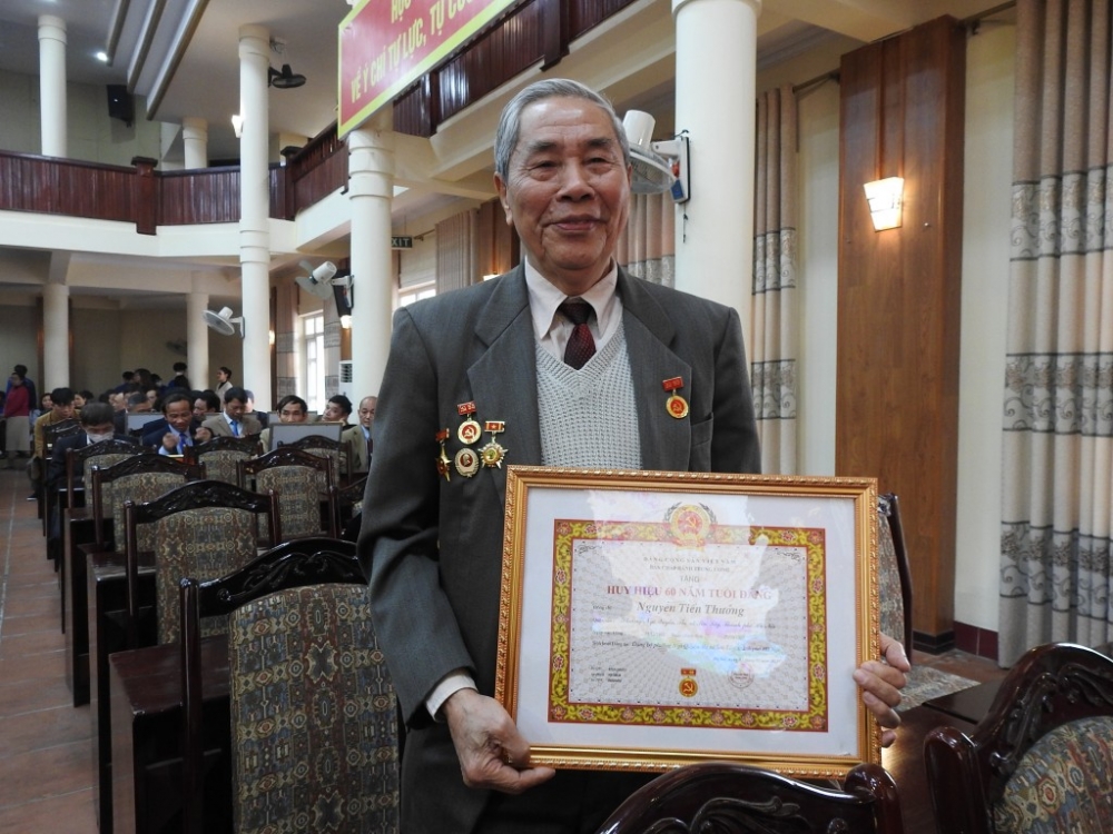 Cựu binh Nguyễn Tiến Thưởng nhận huy hiệu 60 năm tuổi Đảng