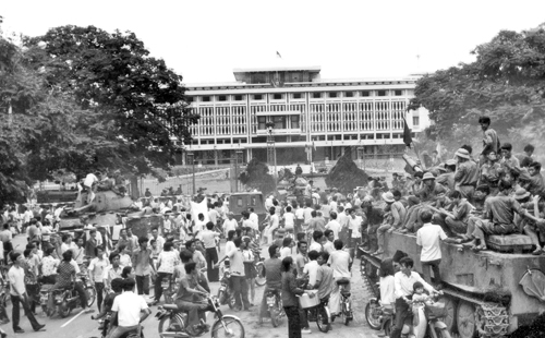 Người dân Sài Gòn đổ ra đường đón quân giải phóng trong ngày 30/4/1975.