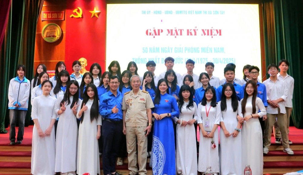 Thế hệ trẻ Sơn Tây chụp ảnh lưu niệm cùng nhân chứng lịch sử - cựu chiến binh Nguyễn Tiến Thưởng (phường Ngô Quyền, thị xã Sơn Tây)