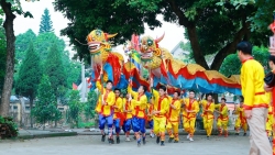 no nuc chuan bi le hoi den tho chu dong tu