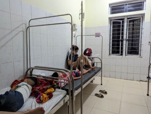 Nhiều bệnh nhi là học sinh trường Mầm non xã Thuận Sơn, huyện Đô Lương (Nghệ An) cấp cứu tại BVĐK Đô Lương nghi do ngộ độc thực phẩm