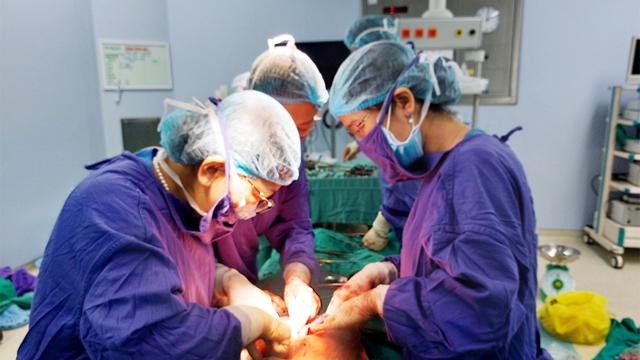 TTTĐ - Bệnh viện Trung ương Quân đội 108 cho biết, bệnh viện đã phẫu thuật kịp thời lấy thai nhi dây rốn bám mép bánh rau, vỡ mạch máu tiền đạo từ một sản phụ ở Hà Nội.