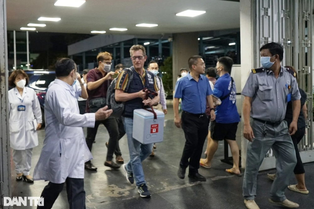 Đại diện Tổ chức Y tế thế giới mang thùng chứa 6 lọ thuốc quý BAT đến TPHCM trong đêm 24/5. Ảnh: Hoàng Lê/Dân trí