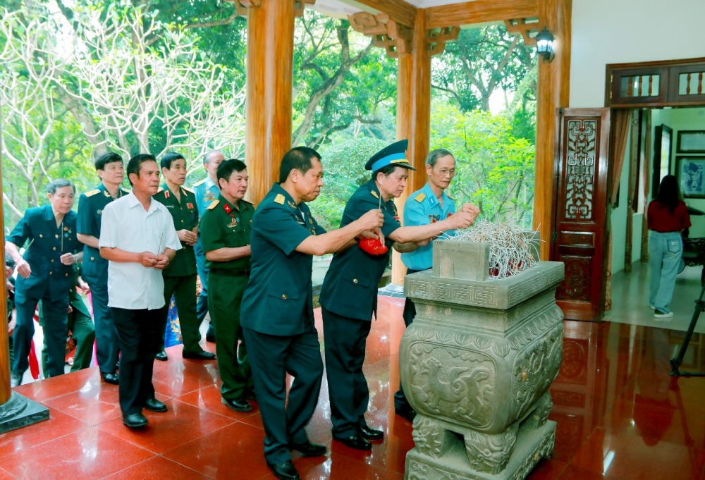 Anh hùng LLVT nhân dân Nguyễn Quang Lộc (đứng giữa hàng đầu) cùng đồng đội dâng hương tại Nhà thờ Bác Hồ (tỉnh Vĩnh Phúc).