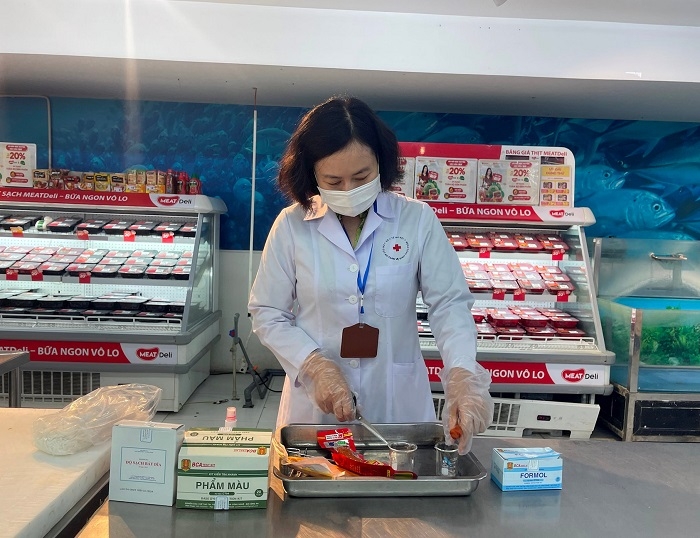Xét nghiệm nhanh một số mẫu thực phẩm tại siêu thị Winmart Nguyễn Chí Thanh 