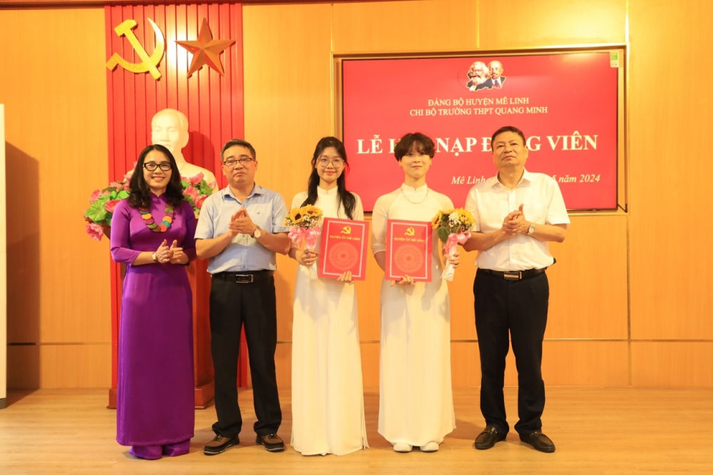 Huyện Mê Linh: Thêm 2 học sinh ưu tú đứng trong hàng ngũ của Đảng