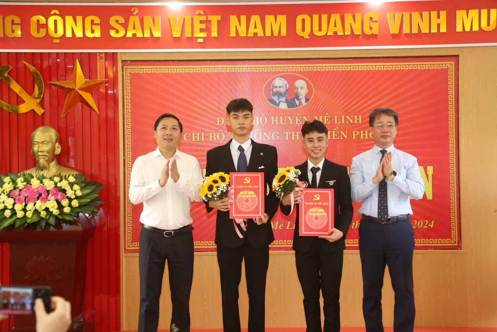 Trước đó, Bí thư Huyện uỷ Mê Linh Nguyễn Thanh Liêm cũng trao quyết định kết nạp Đảng cho 2 học sinh tại 