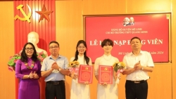 Huyện Mê Linh: Thêm 2 học sinh ưu tú đứng trong hàng ngũ của Đảng