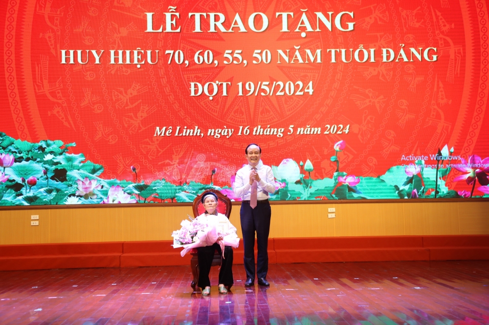 Phó Bí thư Thành Uỷ Nguyễn Ngọc Tuấn trao Huy hiệu Đảng tại huyện Mê Linh
