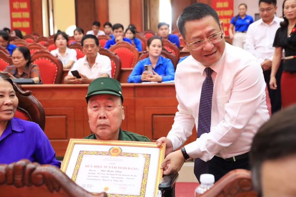 Phó Bí thư Thành Uỷ Nguyễn Ngọc Tuấn trao Huy hiệu Đảng tại huyện Mê Linh
