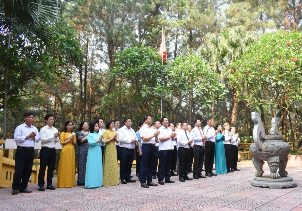 Đoàn đại biểu Huyện ủy - HĐND - UBND - Ủy ban MTTQ huyện Mê Linh làm lễ dâng hương Chủ tịch Hồ Chí Minh.