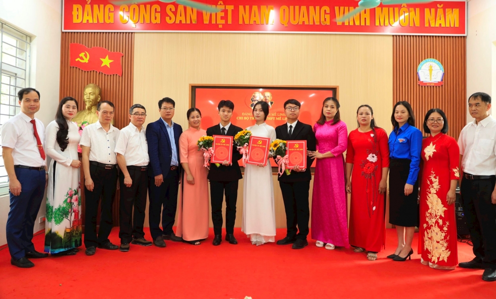 Mê Linh: Kết nạp đảng cho 6 đoàn viên ưu tú là học sinh THPT