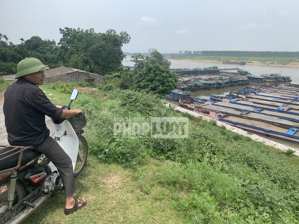 Báo cáo của huyện Ba Vì nêu rõ thời gian qua, tình trạng khai thác cát trên sông Đà, sông Hồng ở khu vực giáp ranh diễn ra công khai, tấp nập (Ảnh chụp ngày 21/5). Báo cáo của huyện Ba Vì nêu rõ thời gian qua, tình trạng khai thác cát trên sông Đà, sông Hồng ở khu vực giáp ranh diễn ra công khai, tấp nập (Ảnh chụp ngày 21/5).