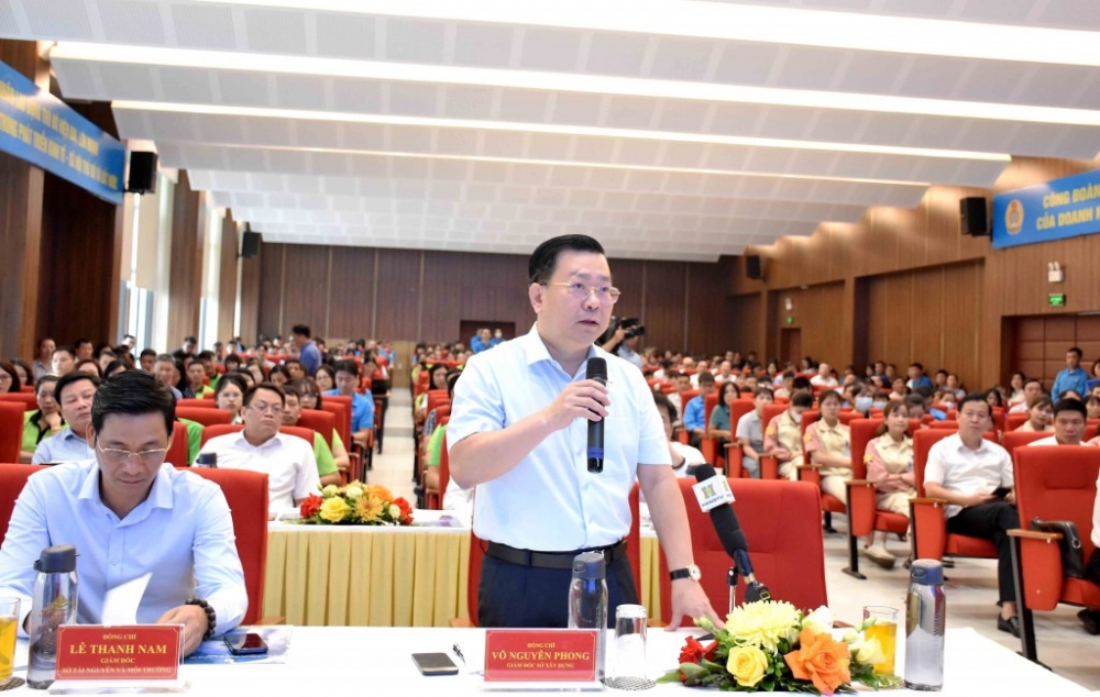 Giám đốc Sở Xây dựng Hà Nội Võ Nguyên Phong giải đáp thắc mắc, kiến nghị của CNLĐ.