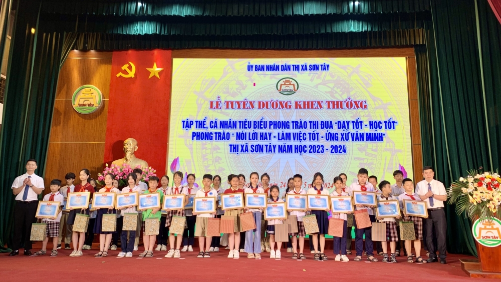 Thầy giáo, cô giáo và học sinh Sơn Tây thi đua “Dạy tốt - Học tốt”