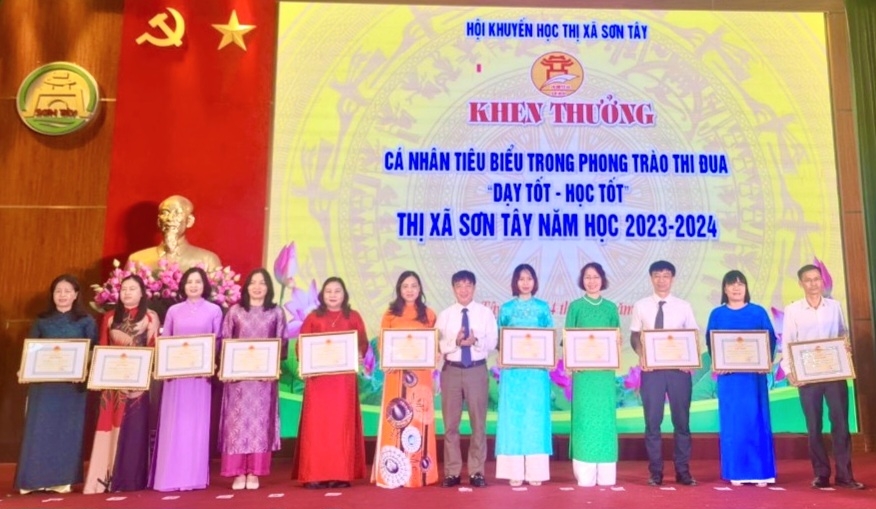 Phó Chủ tịch UBND thị xã Sơn Tây Lê Đại Thăng trao khen thưởng cho các giáo viên có thành tích xuất sắc