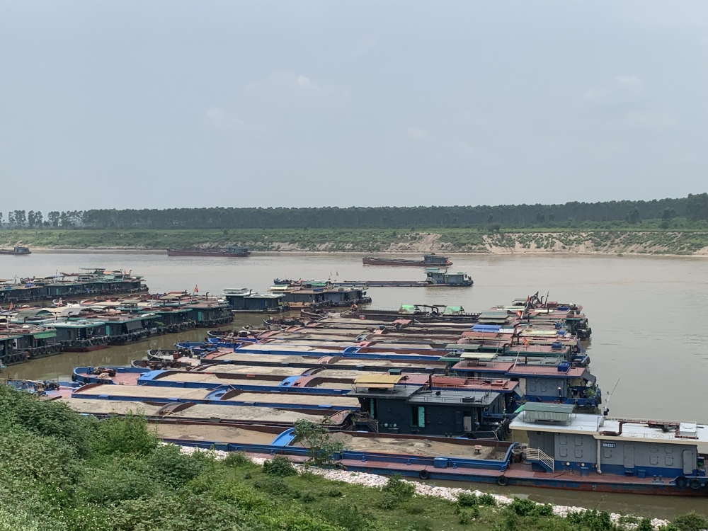 Hàng chục phương tiện tải trọng lớn, chở đầy cát neo đậu tại bờ kè xã Cổ Đô - Ba Vì