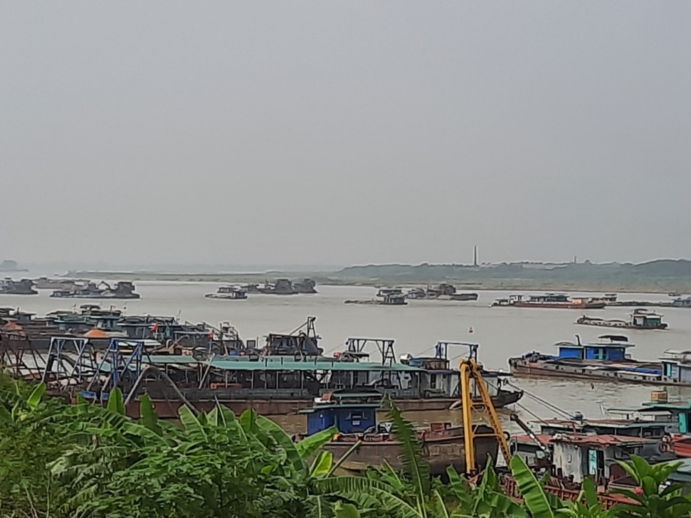 Tàu thuyền neo đậu kín lòng sông khu giáp ranh Hà Nội - Phú Thọ - Vĩnh Phúc