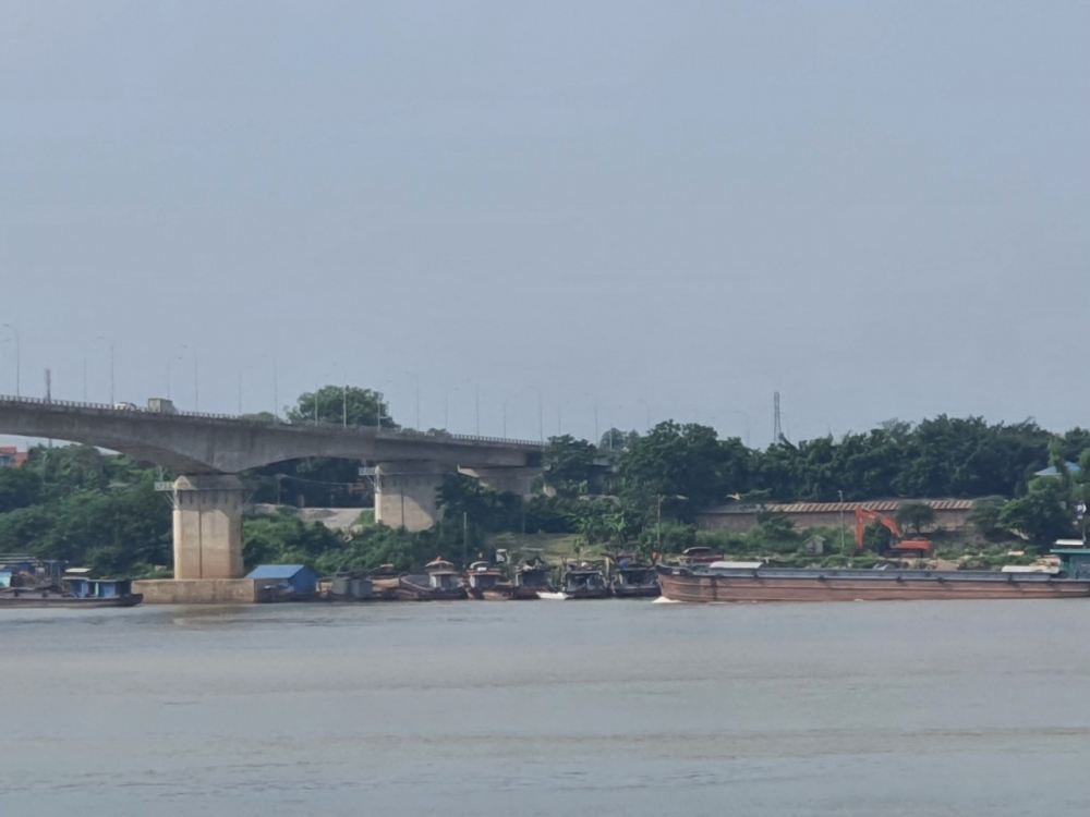 Cận cảnh tàu thuyền neo đậu kín lòng sông khu vực giáp ranh Hà Nội - Phú Thọ