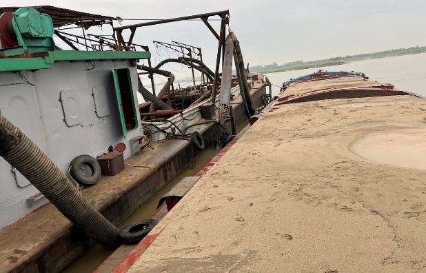 Công an Hà Nội bắt giữ tàu khai thác cát trái phép trên sông Hồng