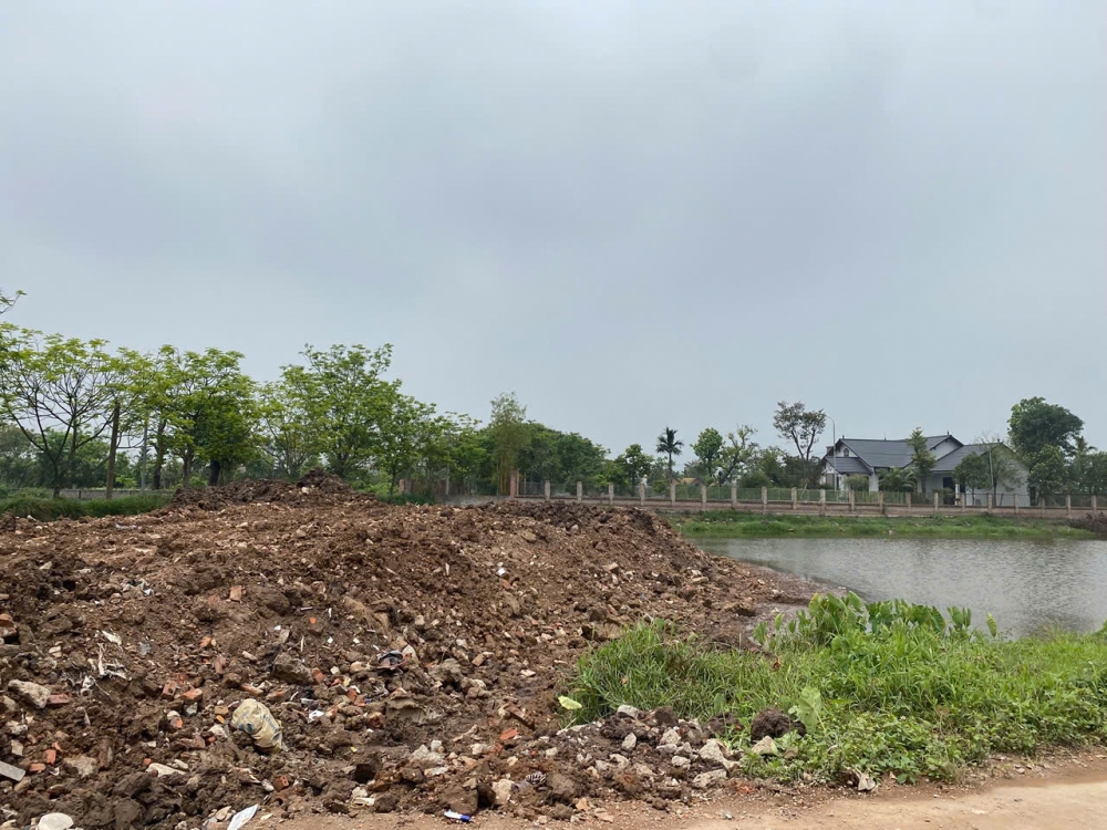 Sử dụng vật liệu không đạt chuẩn để san lấp ao hồ tại huyện Thường Tín