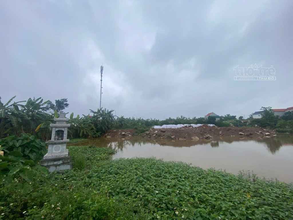 Diện tích ao, xen lẫn mồ mả, đang bị san lấp tại xã Hồng Thái