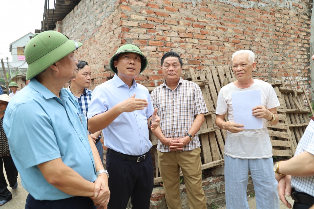 Đồng chí Nguyễn Thanh Liêm, Thành ủy viên, Bí thư Huyện ủy Mê Linh tuyên truyền, vận động người dân xã Văn Khê