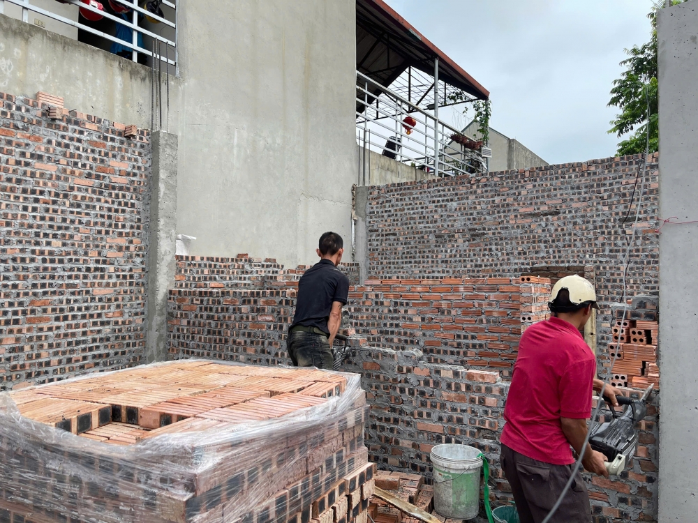 Tháo dỡ công trình vi phạm tại thị trấn Quang Minh