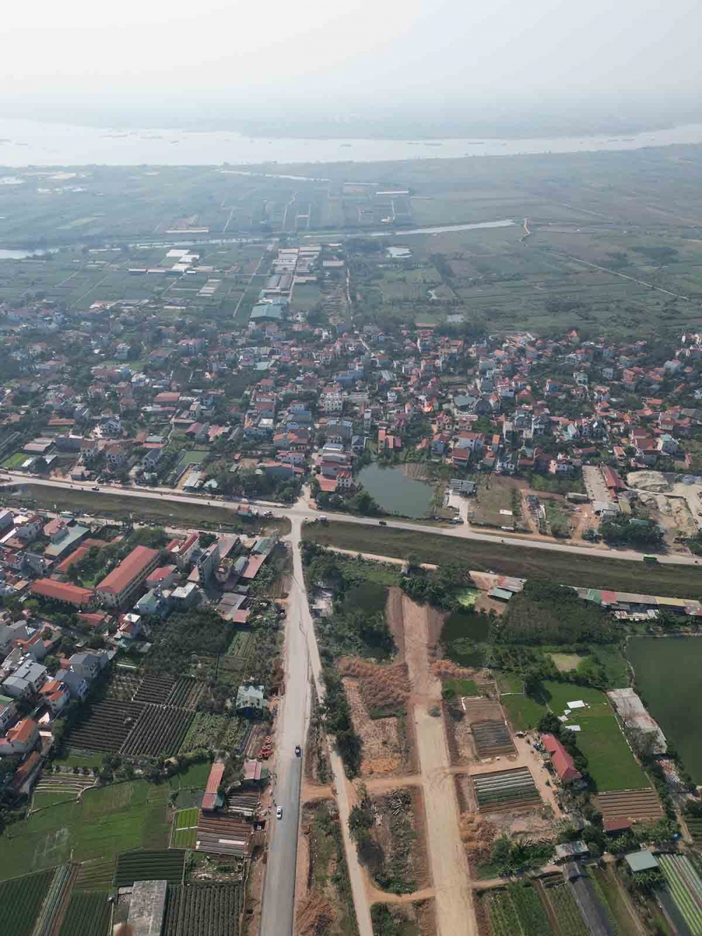 Nhiều hộ dân ở thôn Khê Ngoại 2 (xã Văn Khê, Mê Linh) chưa được giải phóng mặt bằng. Phía xa là sông Hồng, nơi xây dựng cầu Hồng Hà nối Mê Linh và Đan Phượng. Ảnh: Hữu Chánh