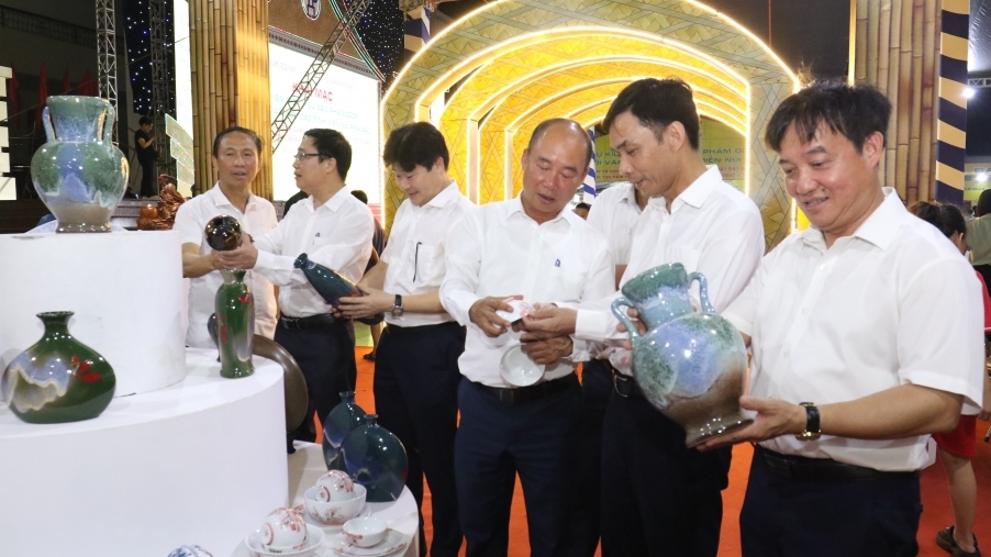 Hàng vạn người mua sắm tại Hội chợ nông sản phía Bắc