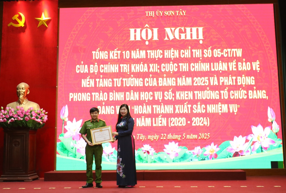 Tập thể Công an xã Xuân Sơn được khen tặng