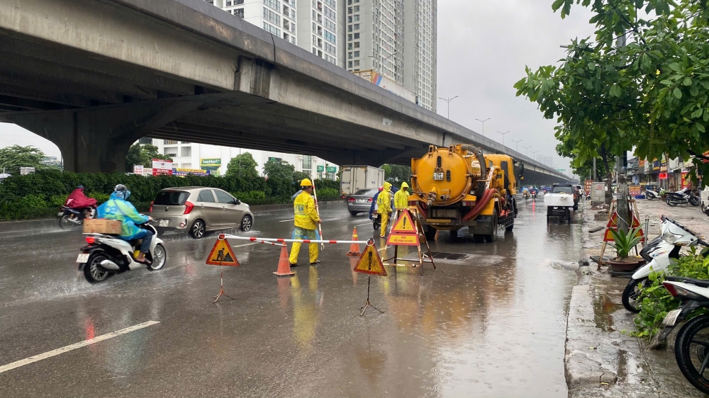 Công ty TNHH MTV Thoát nước Hà Nội huy động nhân công, máy móc chống ngập tại đường Phạm Hùng trưa 23/5