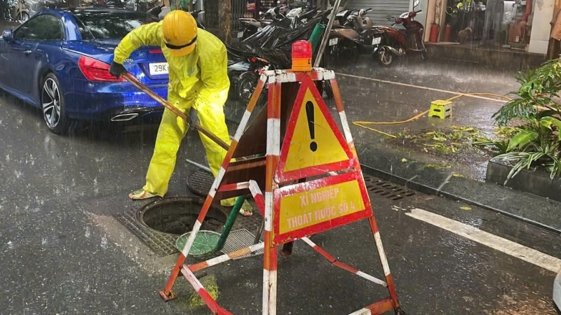 "Chiến sỹ áo cam" căng mình chống ngập sau mưa lớn