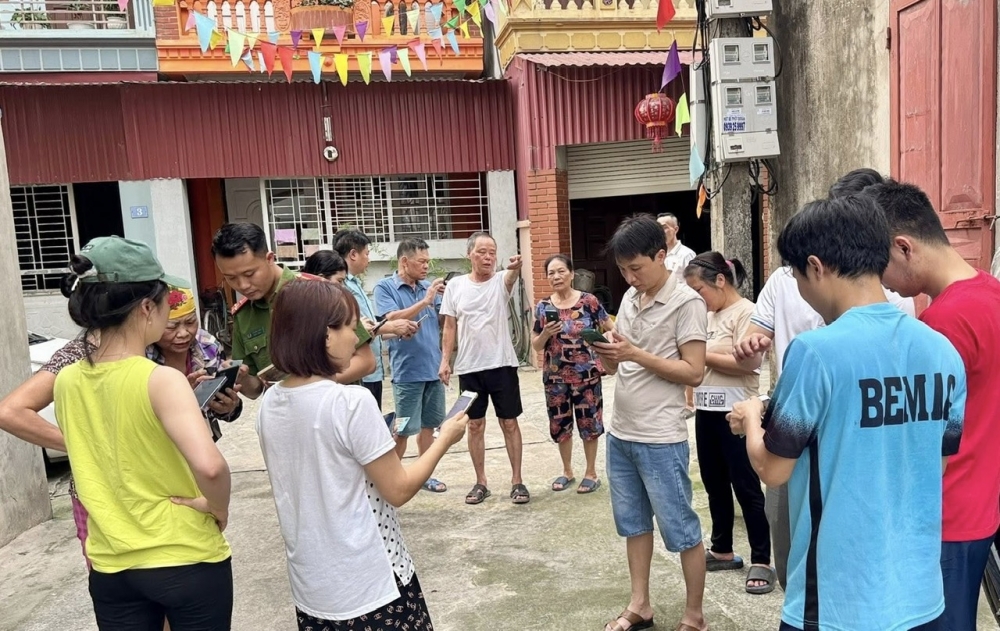 Đông đảo người dân huyện Mê Linh tham gia góp ý sửa đổi Hiến pháp trên ứng dụng VNelD