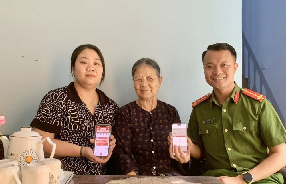 Công an xã Tiền Phong hướng dẫn, hỗ trợ người dân góp ý sửa đổ Hiến pháp trên ứng dụng VNelD