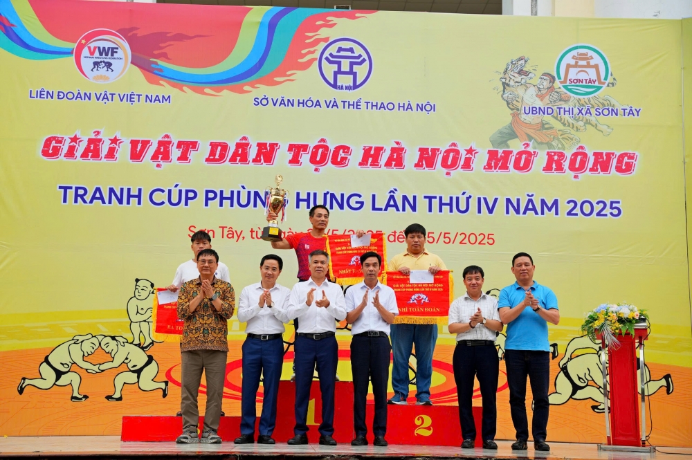 Lãnh đạo thị xã Sơn Tây vinh danh các đội đoạt giải toàn đoàn Lãnh đạo thị xã Sơn Tây vinh danh các đội đoạt giải toàn đoàn