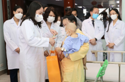 Phó Chủ tịch nước Võ Thị Ánh Xuân thăm hỏi, tặng quà các em nhỏ tại Bệnh viện Nhi Trung ương