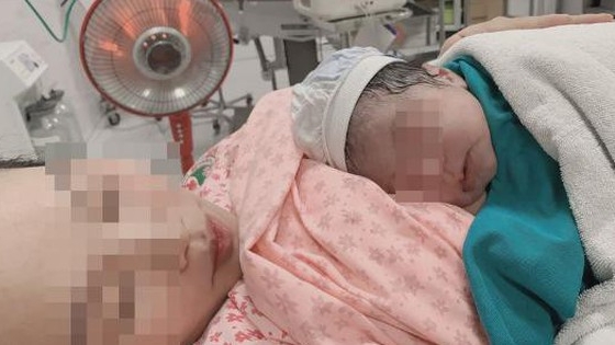 Bé sơ sinh nặng gần 4kg chào đời trên xe taxi