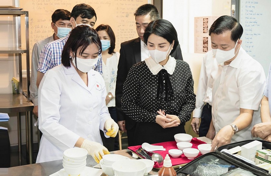 Đoàn kiểm tra Sở Y tế Hà Nội xét nghiệm nhanh mẫu bát đĩa tại một khách sạn trên địa bàn quận Ba Đình