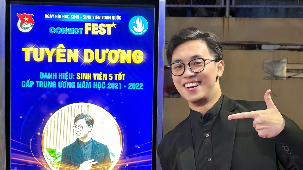 “Hot boy” điển trai và danh hiệu Sinh viên 5 tốt