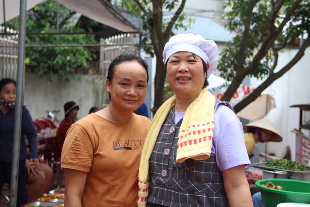 Chị Lê Thị Hoa (bên trái) và chị Vũ Thị Hiền (bên phải) là người phát động chương trình ý nghĩa này