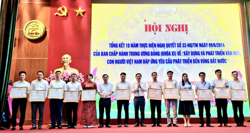 Bí thư Thị uỷ Sơn Tây Trần Anh Tuấn trao khen thưởng cho các tập thể