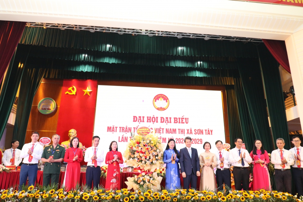 Lãnh đạo thành phố Hà Nội tặng hoa chúc mừng Đại hội