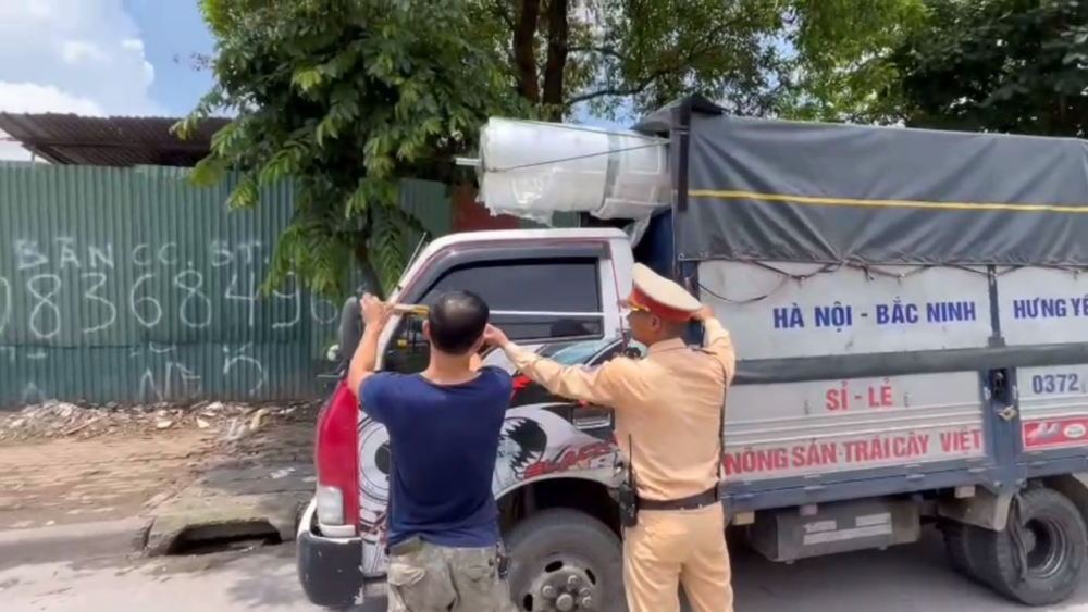 Hồi 11h30' ngày 11/6, tại đường tam Trinh, Đội CSGT đường bộ số 14 phát hiện, xử lý xe ô tô tải BKS: 17C-139XX vi phạm chở hàng vượt quá phía trước thùng xe