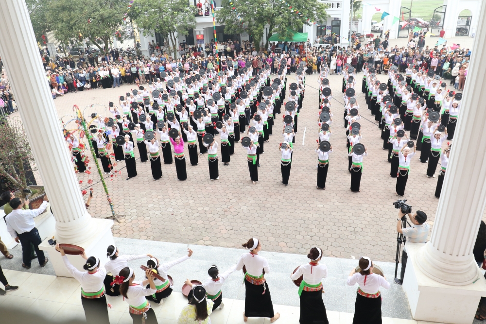 Đồng bào biểu diễn chiêng Mường tại trụ sở mới được đầu tư xây dựng của xã Tiến Xuân