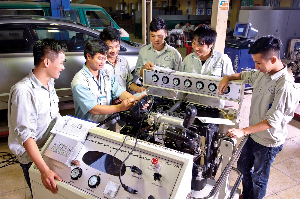 Sinh viên thực hành nghề công nghệ ô tô, trường Cao đẳng Nghề Công nghiệp Hà Nội