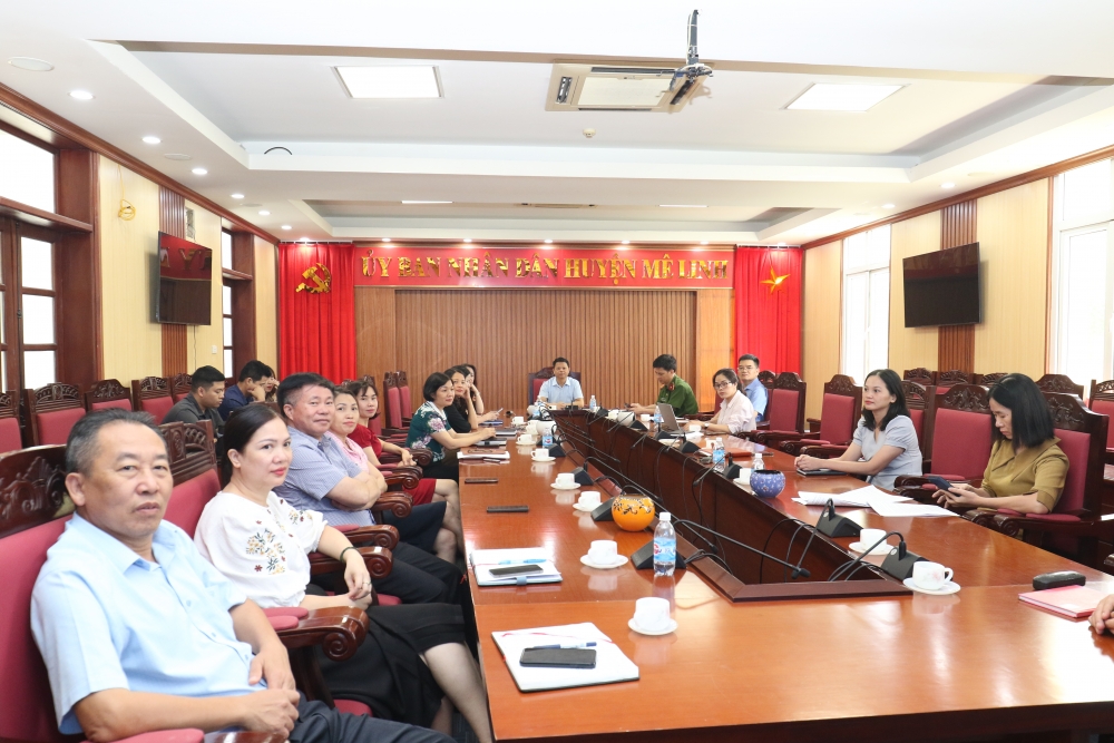 Cán bộ, công chức huyện Mê Linh (Hà Nội) theo dõi lễ công bố các ứng dụng phục vụ Đề án 06