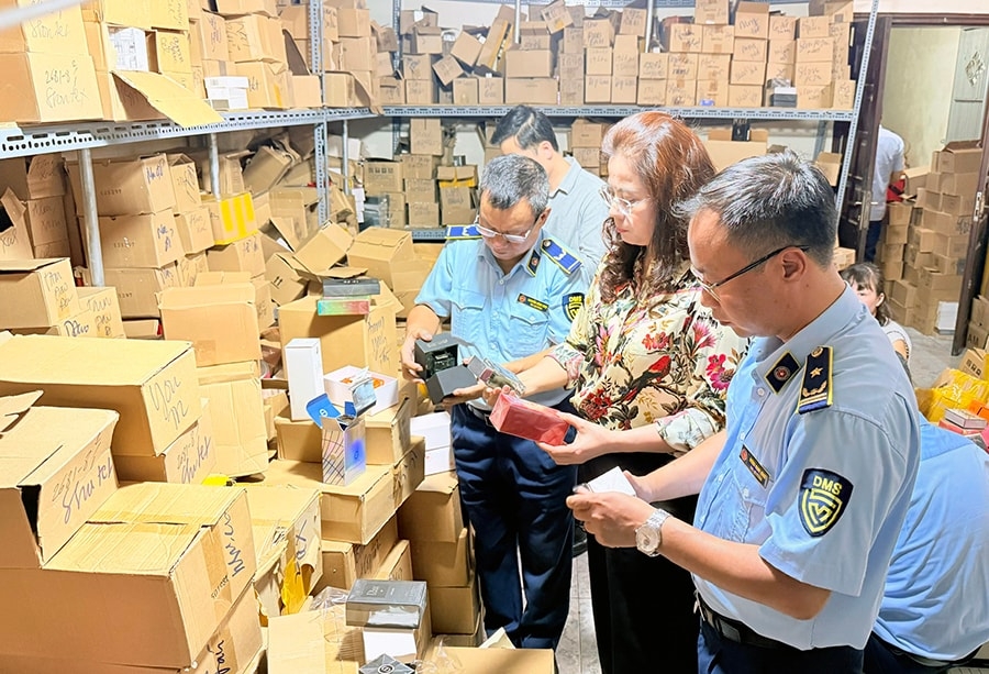 Chi cục Quản lý thị trường thành phố Hà Nội kiểm tra lô nước hoa có dấu hiệu làm giả các nhãn hiệu tại cơ sở kinh doanh trên phố Hàng Giấy (quận Hoàn Kiếm).