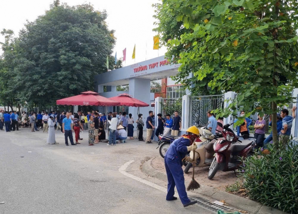 Công nhân Công ty TNHH MTV thoát nước Hà Nội làm nhiệm vụ tại các điểm thi